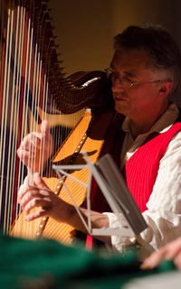 hier sehen sie otto ehrenstrasser mit seiner petutschnigg harfe musizieren