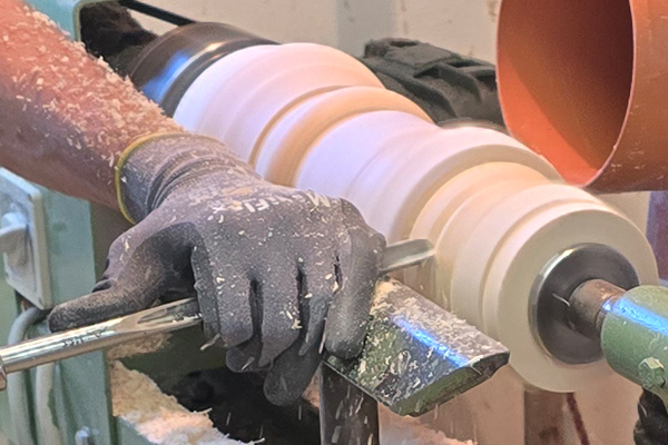 Petutschnigg Harfenteile werden verleimt