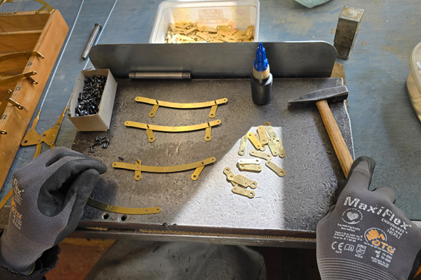 Petutschnigg Harfenteile werden verleimt